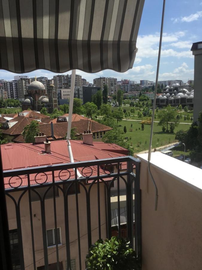 Yellowhouse Пристина Екстериор снимка
