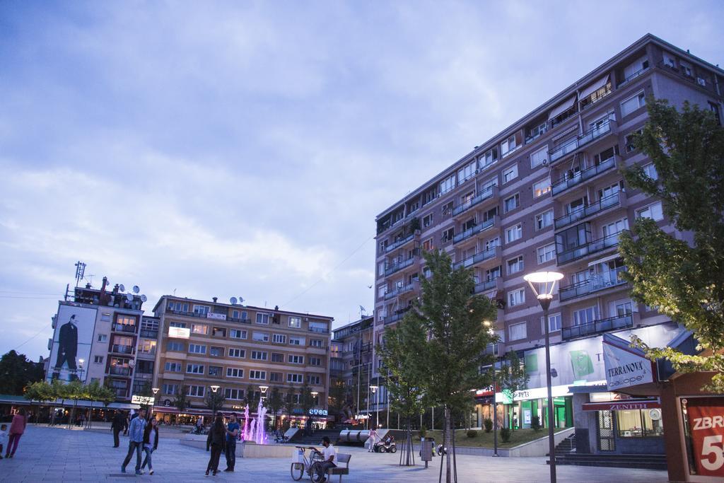 Yellowhouse Пристина Стая снимка