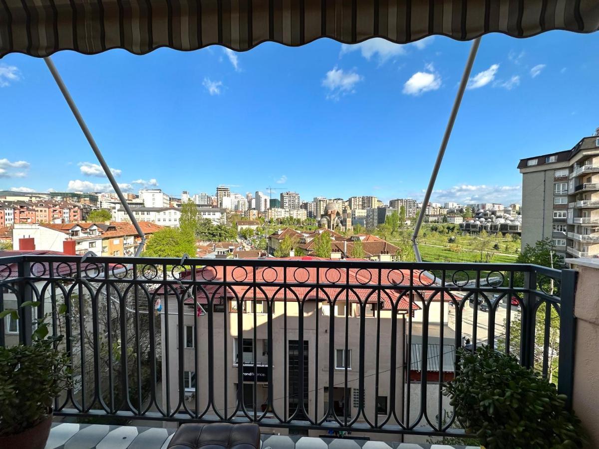 Yellowhouse Пристина Екстериор снимка