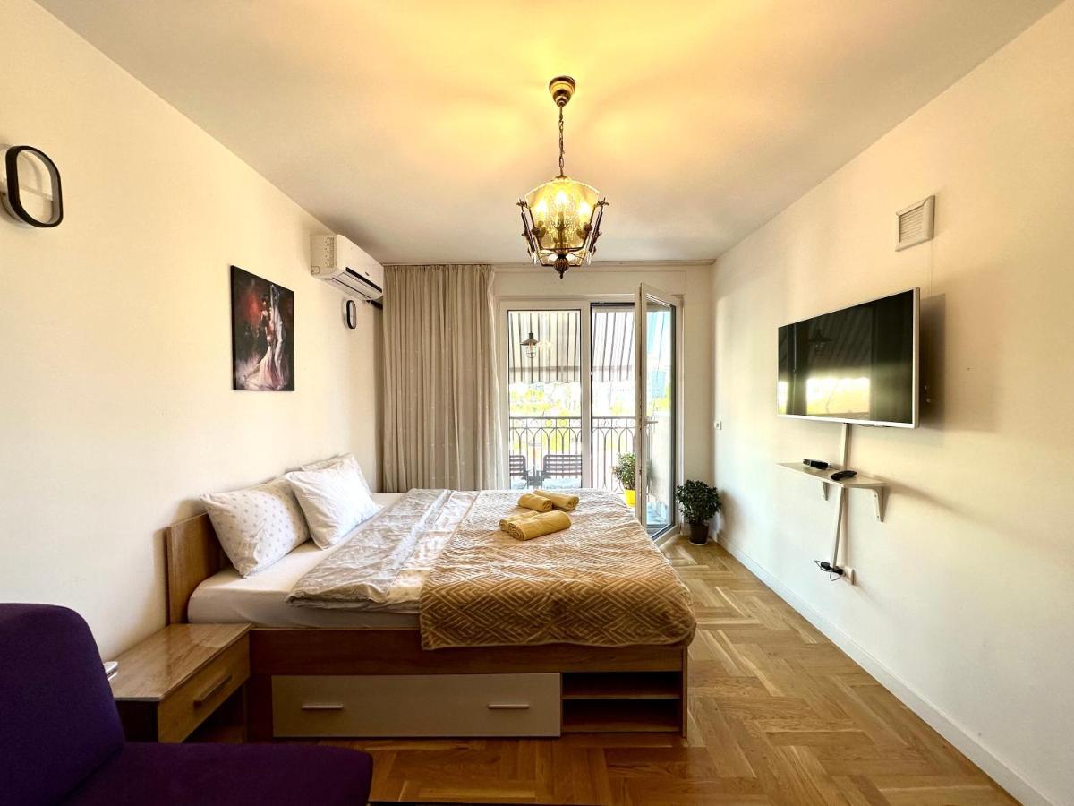 Yellowhouse Пристина Екстериор снимка