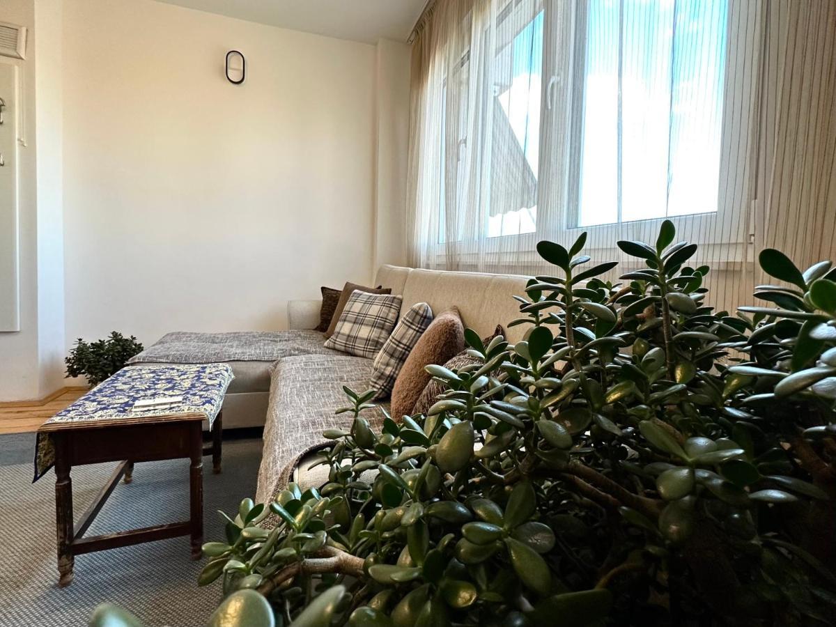 Yellowhouse Пристина Екстериор снимка