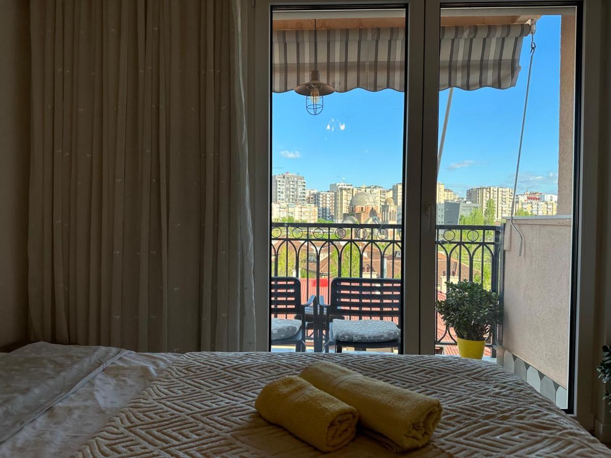 Yellowhouse Пристина Екстериор снимка