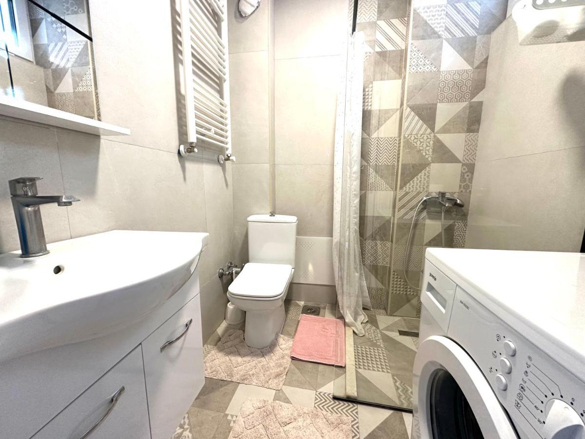 Yellowhouse Пристина Екстериор снимка