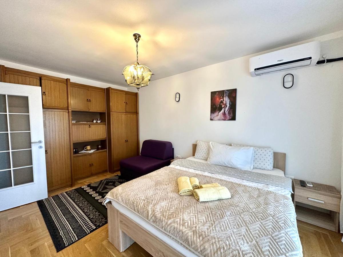 Yellowhouse Пристина Екстериор снимка