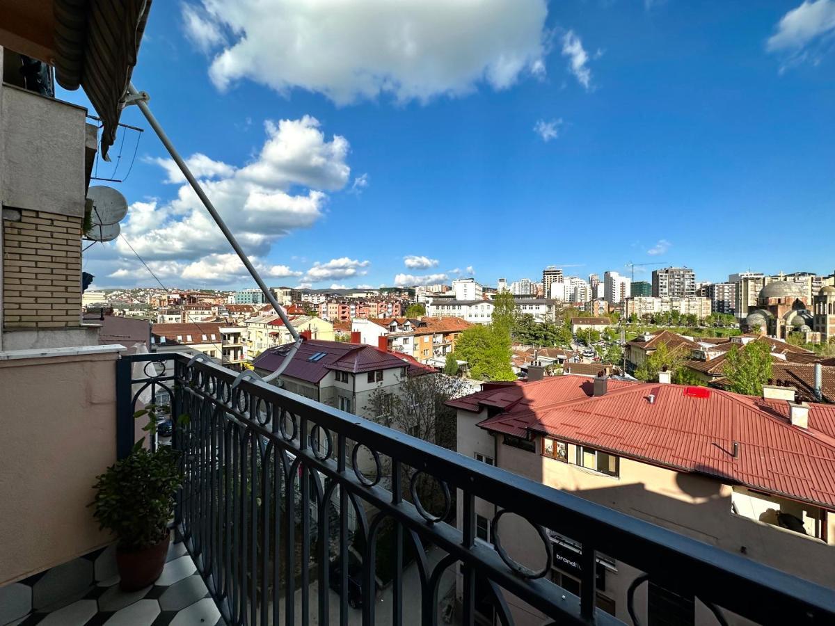 Yellowhouse Пристина Екстериор снимка