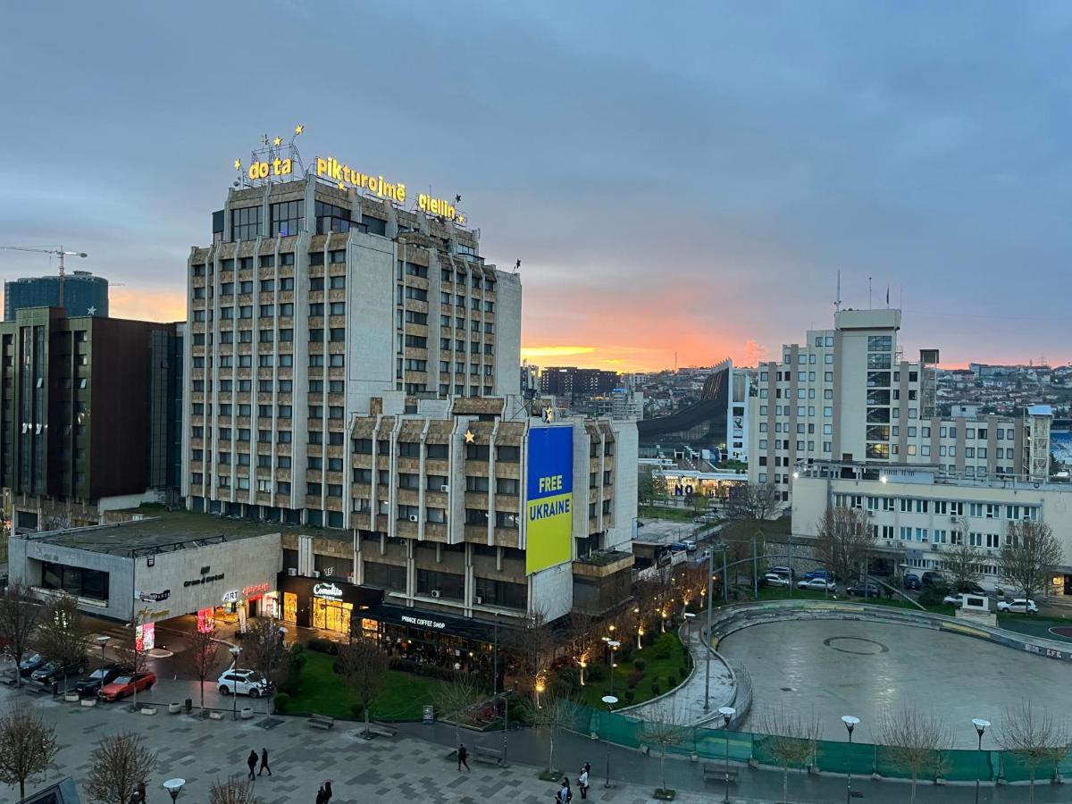 Yellowhouse Пристина Екстериор снимка