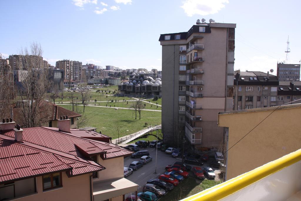 Yellowhouse Пристина Екстериор снимка